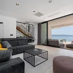 Seafront Nina With 5 En-suite Bedrooms