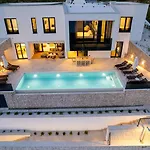 Seafront Nina With 5 En-suite Bedrooms * 奥米什