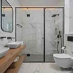 Seafront Nina With 5 En-suite Bedrooms * 奥米什