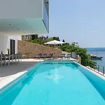 Seafront Nina With 5 En-suite Bedrooms * 奥米什