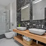 Seafront Nina With 5 En-suite Bedrooms