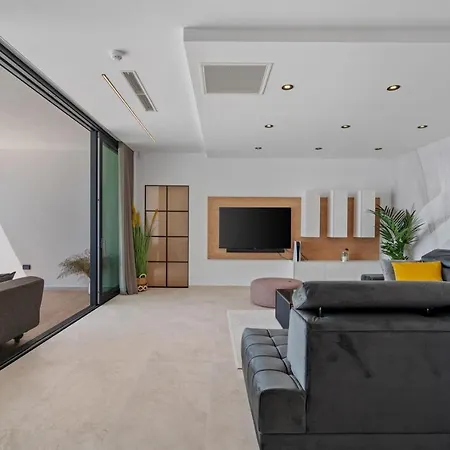 Villa Seafront Nina With 5 En-suite Bedrooms