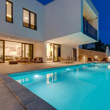 Seafront Nina With 5 En-suite Bedrooms Villa
