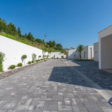 Villa Seafront Nina With 5 En-suite Bedrooms *