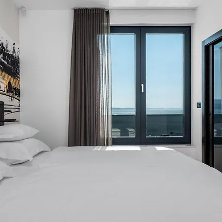 Seafront Nina With 5 En-suite Bedrooms