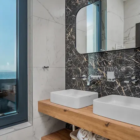 Seafront Nina With 5 En-suite Bedrooms