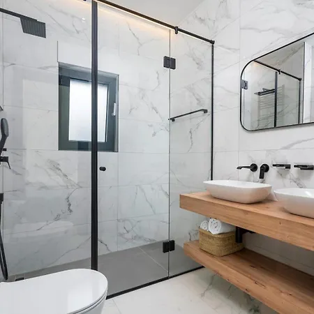 Villa Seafront Nina With 5 En-suite Bedrooms