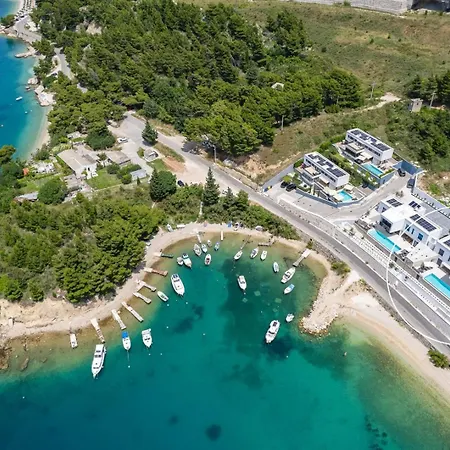 Seafront Nina With 5 En-suite Bedrooms *