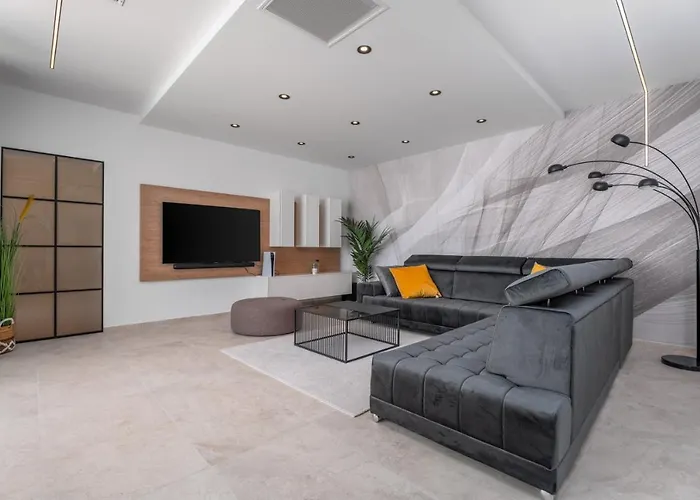 Seafront Nina With 5 En-suite Bedrooms Villa