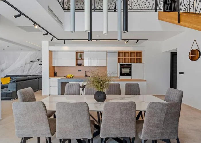 Seafront Nina With 5 En-suite Bedrooms *