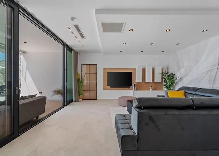 Villa Seafront Nina With 5 En-suite Bedrooms