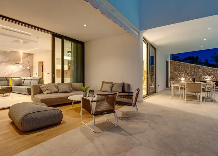 Seafront Nina With 5 En-suite Bedrooms Villa *