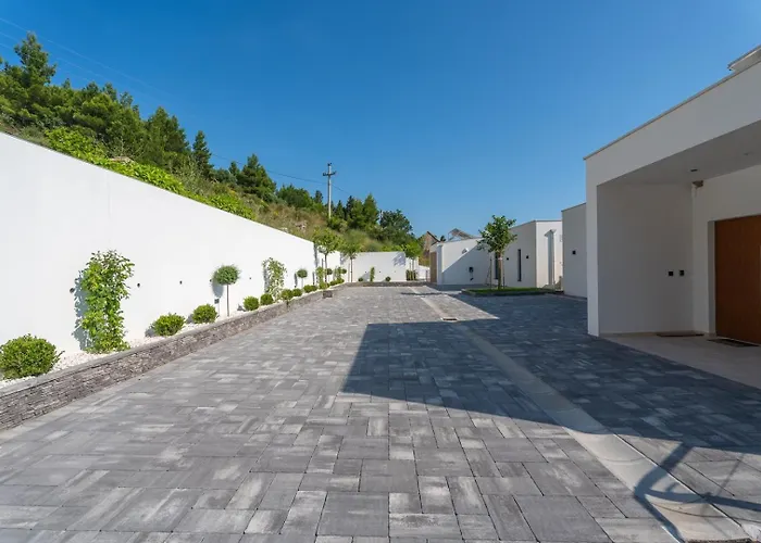 Villa Seafront Nina With 5 En-suite Bedrooms *