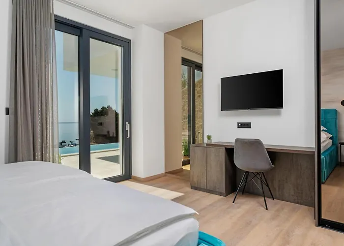 Seafront Nina With 5 En-suite Bedrooms *