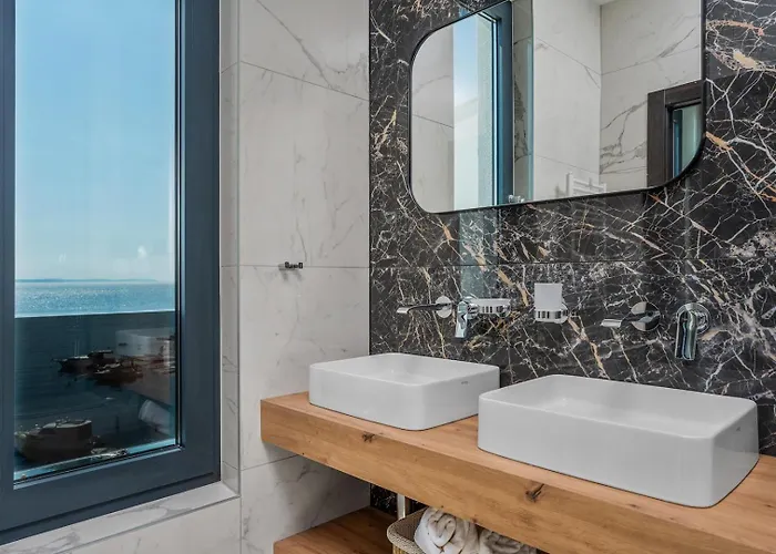 Seafront Nina With 5 En-suite Bedrooms